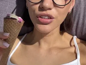 Myfreecams Sex Cam of HotDoll19